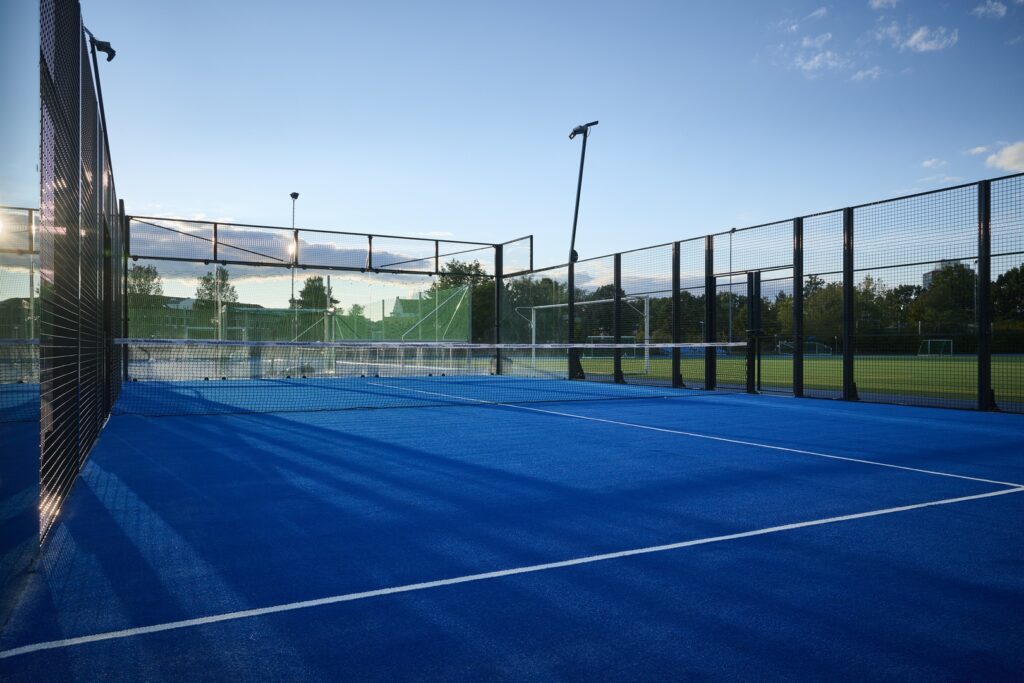 Padel, Les murs dans le dos, les adversaires dans le viseur, un spectacle dans une cage de verre