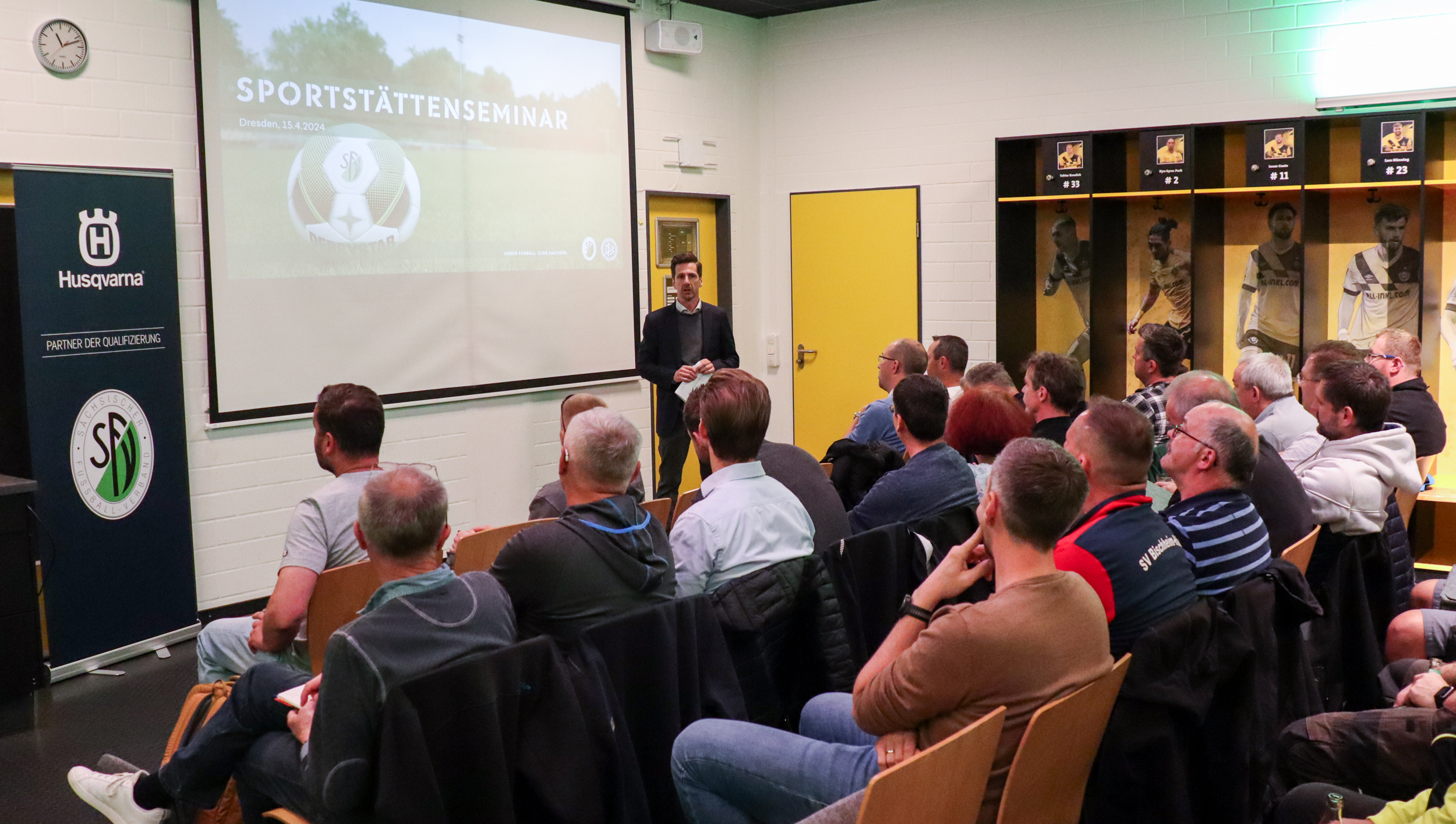 Sportstättenseminar des Sächsischen Fußball-Verbands in der Mannschaftskabine von SG Dynamo Dresden