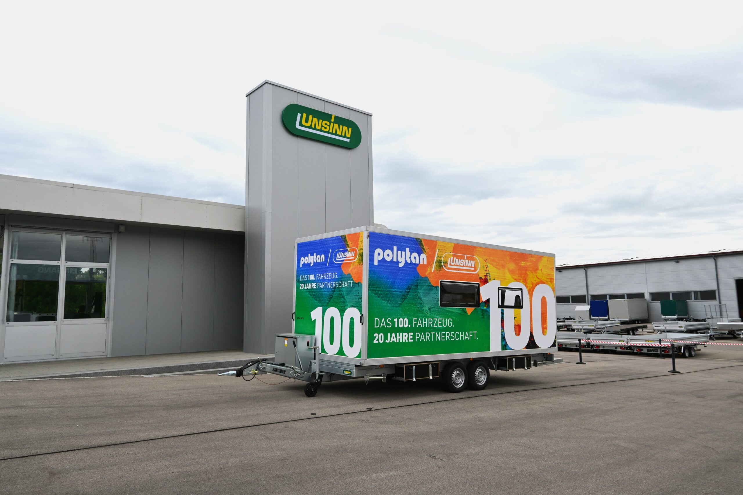 Jubiläum: Der 100. Polytan-Wohnanhänger von UNSINN ist ausgeliefert